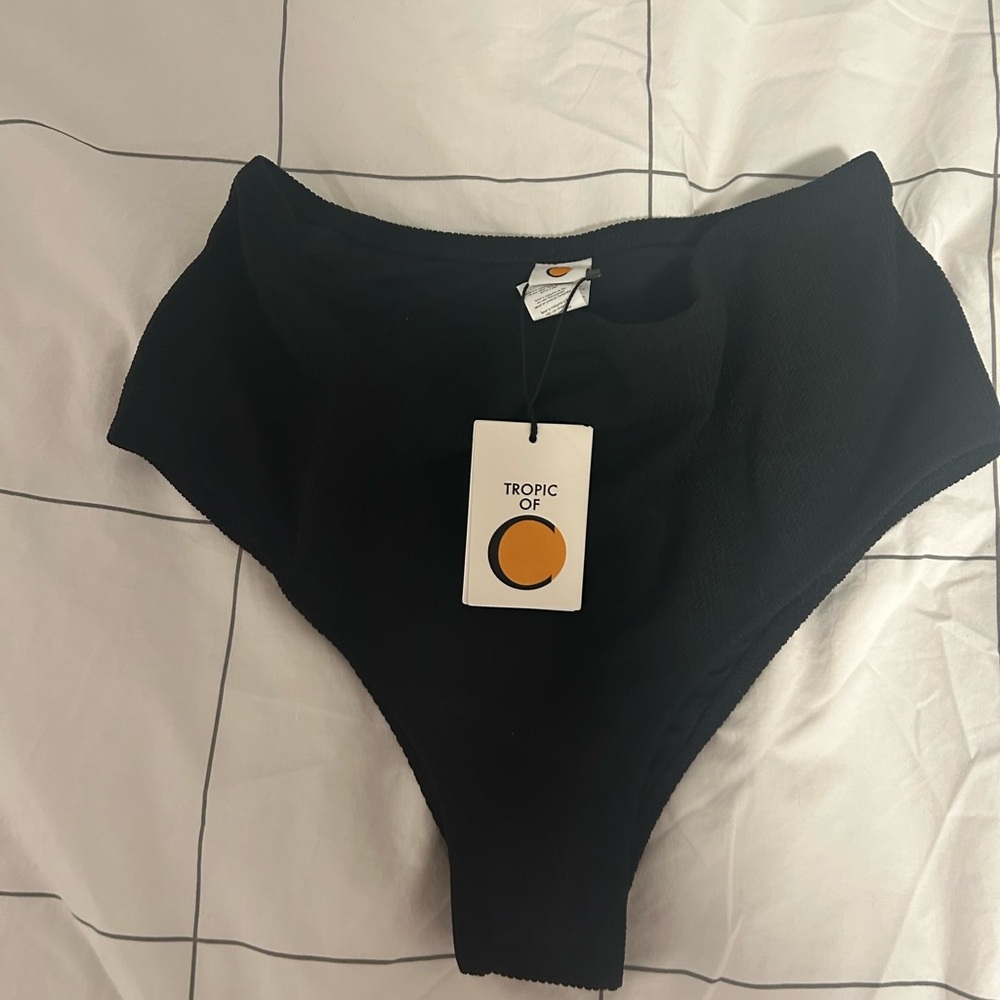NWT— south pacific bottom in eco black texture